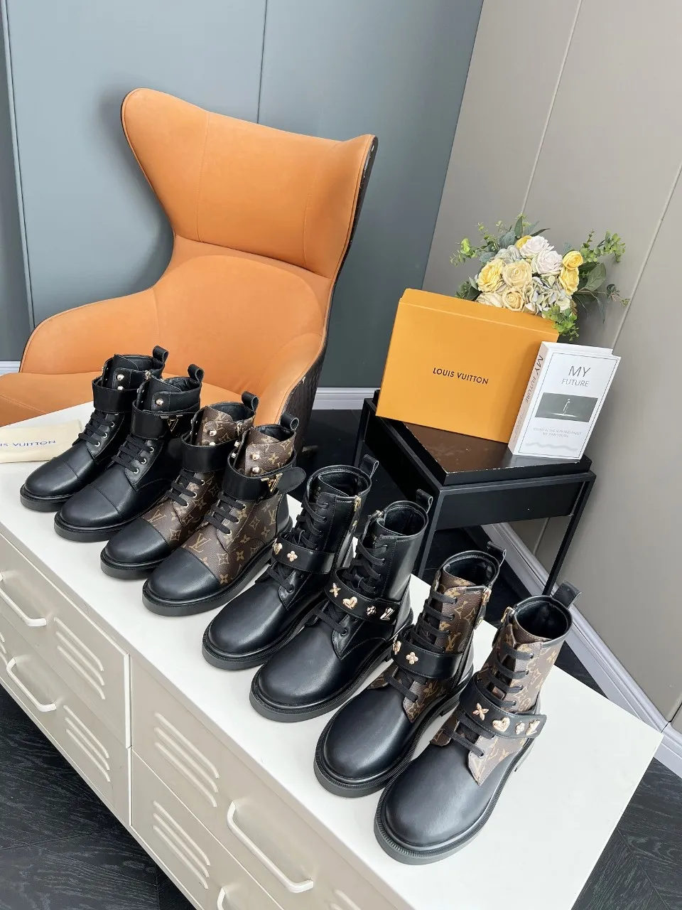 👟👟Ex-factory price 520👟👟 The cabinet is in sync with the high-end product quality of LV and Louis Vuitton. It is a hot model that has been out of stock many times through purchasing. The upper is hollow and carved, and it is dazzling. The fabric is made of imported calfskin. Sheepskin lining, sheepskin foot pads, original molded outsole. It looks great on your feet and is super cool! The real thing is more beautiful. Sizes 35-40 and 41 can be customized, new colors will be updated gradually